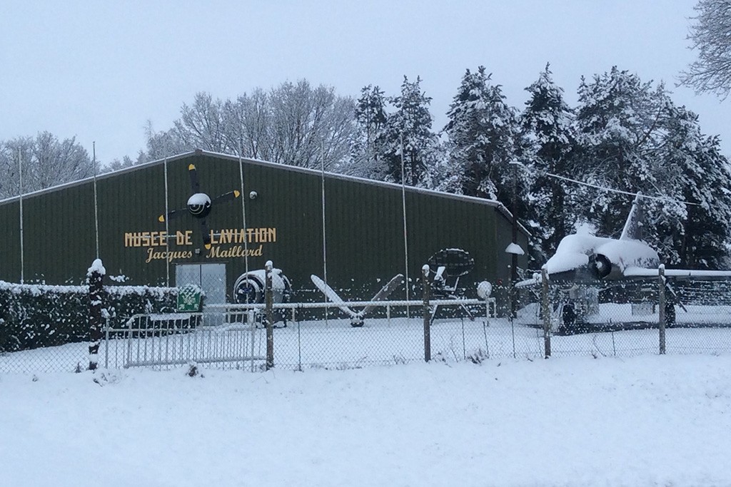 le Musée de l'Aviation de Warluis sous la neige.