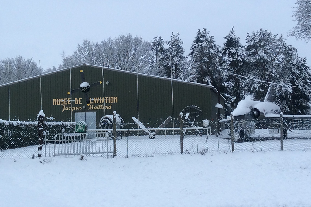 Musée de l'Aviation de Warluis sous la neige.