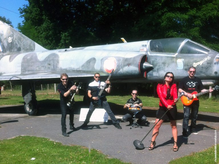 Musique Le groupe Larsen entre au Musée Musée de l Aviation Warluis